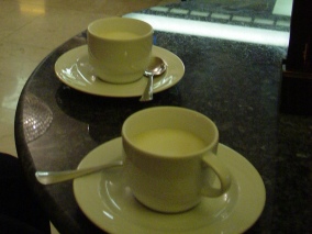 �J�v�`�[�m �i�z�e���̃o�[���ɂāj(�t�B�����c�F �z�e�� ���f�B�e���l�I)